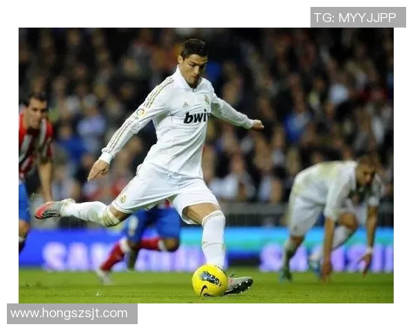 足球巨星C罗精准射门瞬间解析与精彩回顾 足球巨星C罗精准射门瞬间解析与精彩回顾