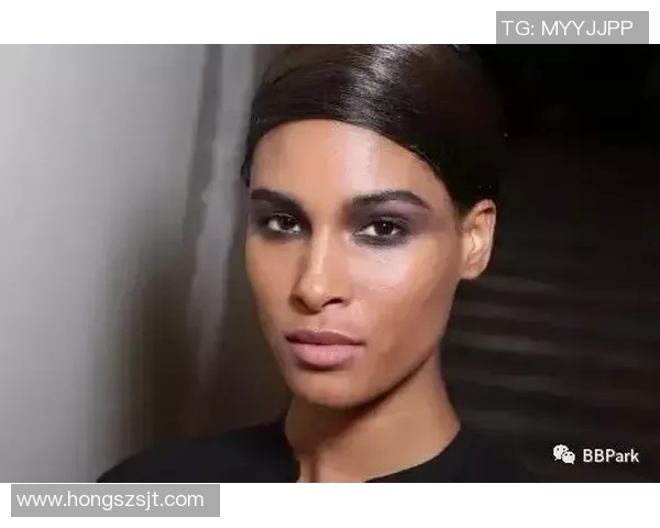 足球明星们的烟熏妆造型大赏展现个性与魅力的时尚风格